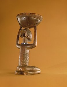 Banco com cariátide fêmea ajoelhada, Democratice Rupública do Congo (madeira e contas de vidro) (ver também 356004)